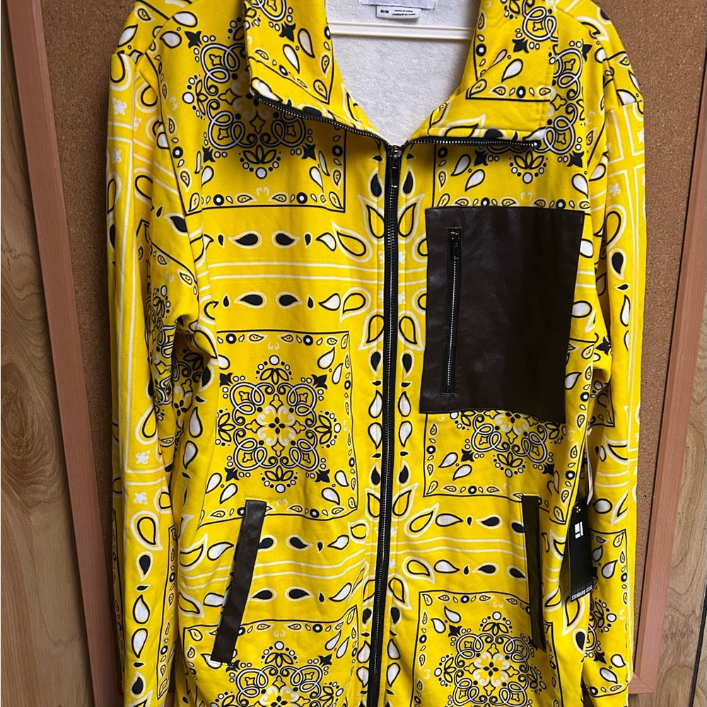 NWT Unique men's yellow zippered jacket